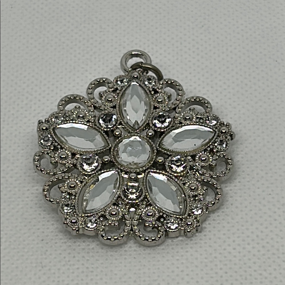 Elegant Silver Floral Pendant (D1)
